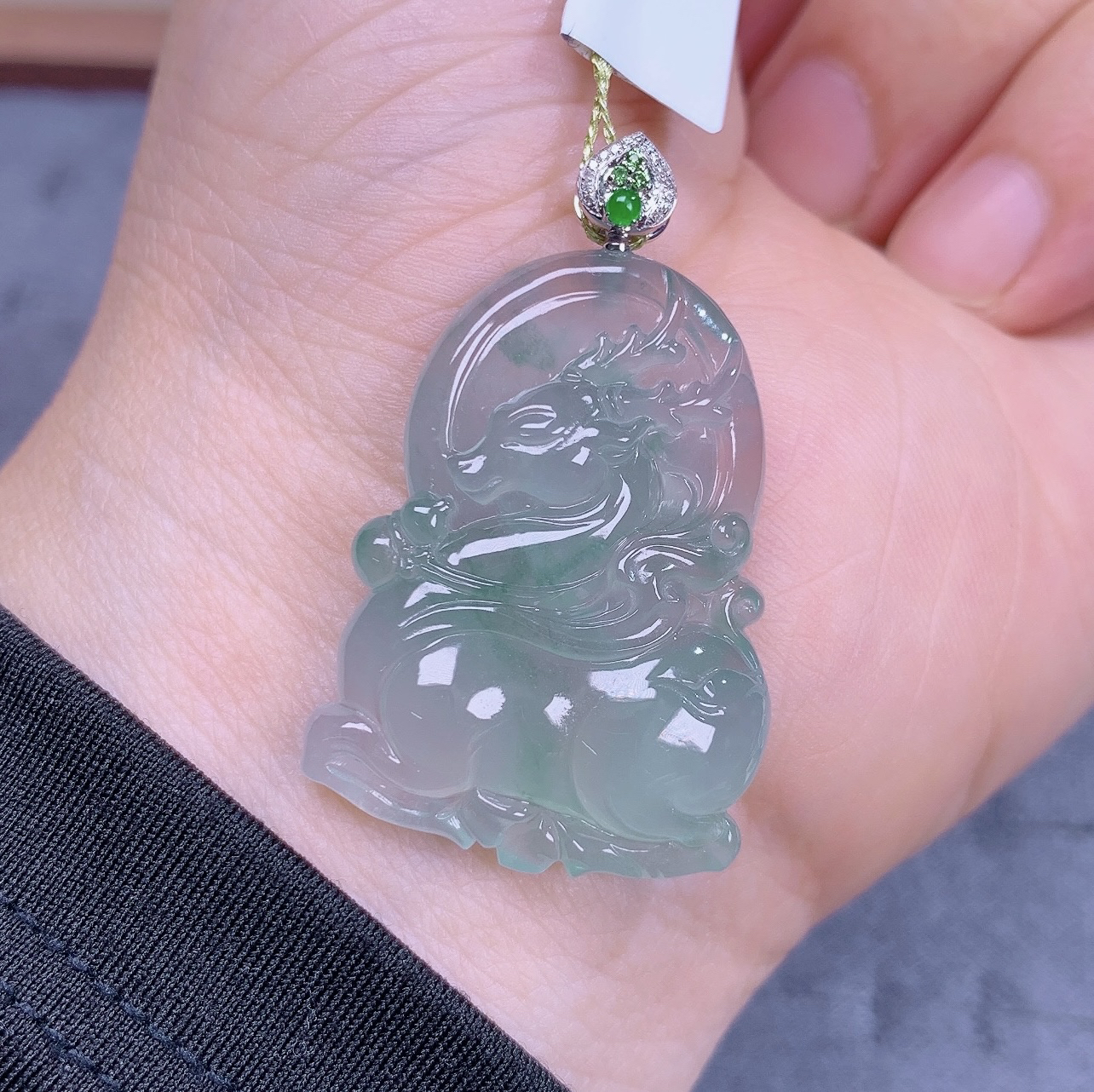 缅甸天然A货翡翠镶嵌18k金老坑冰种满色神鹿小鹿吊坠冰透35×26×7