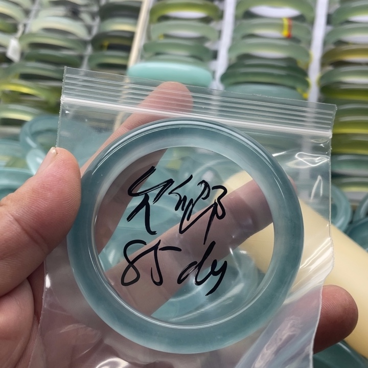 允***v石英质玉手镯未镶嵌