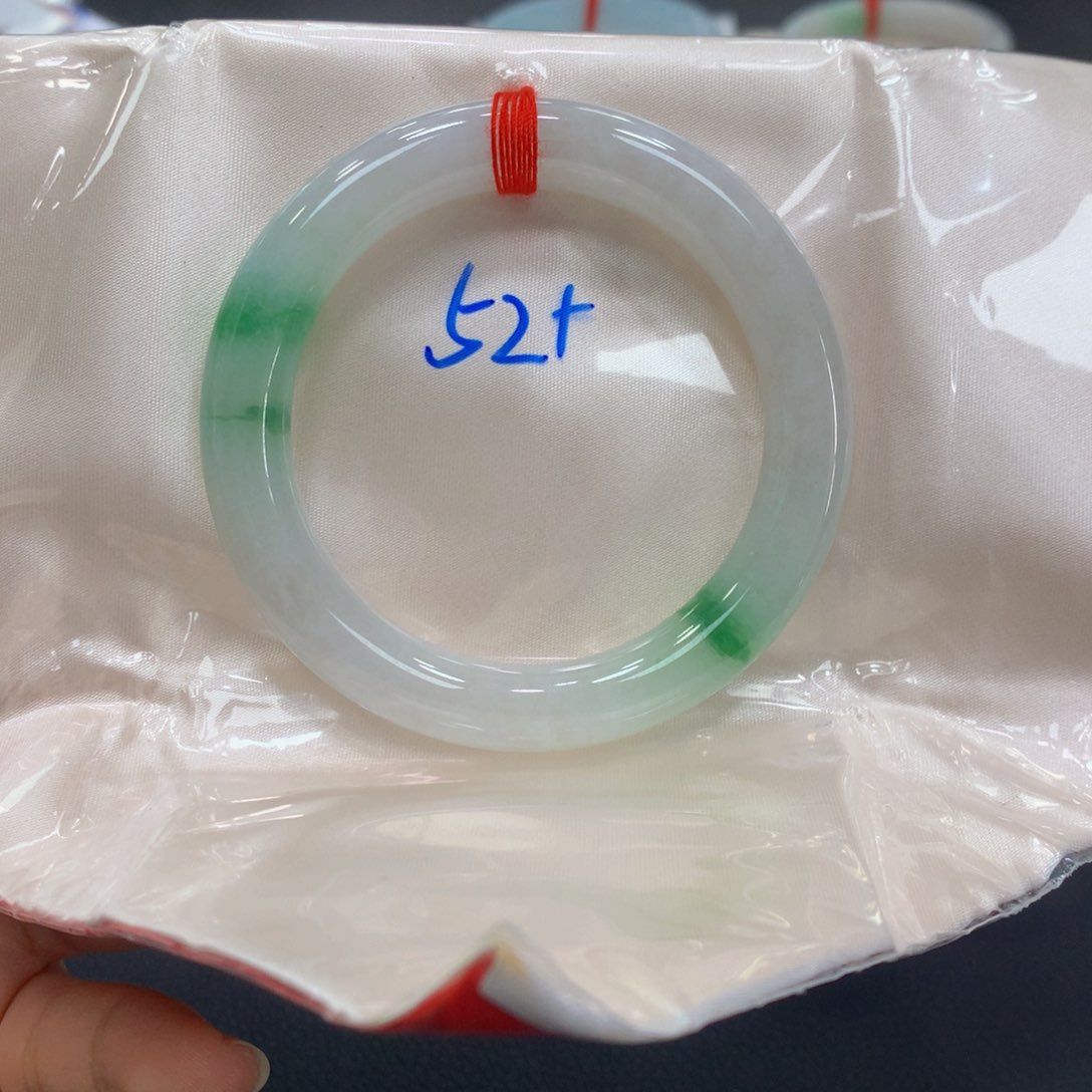 翡翠手镯未镶嵌翡翠