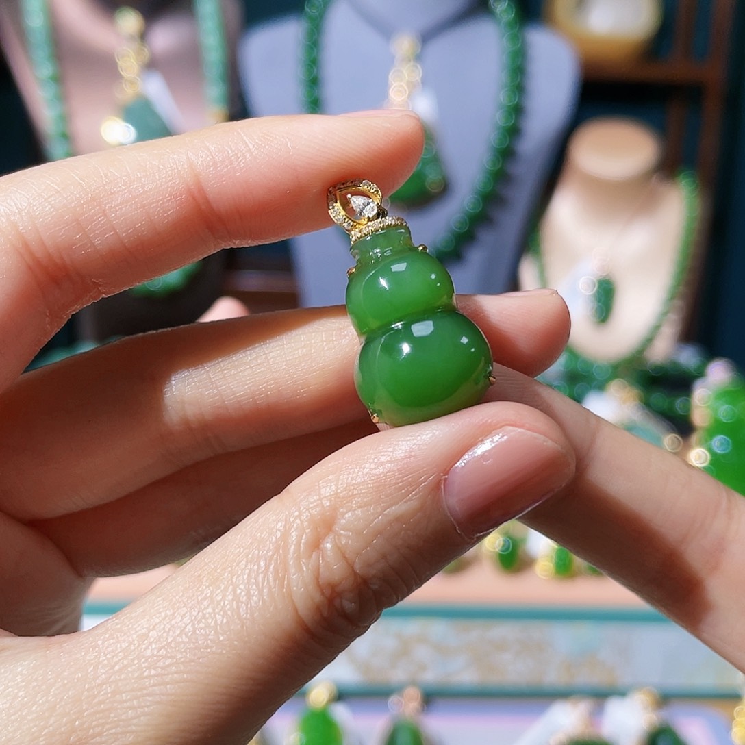 和田玉（碧玉）吊坠18K金镶嵌