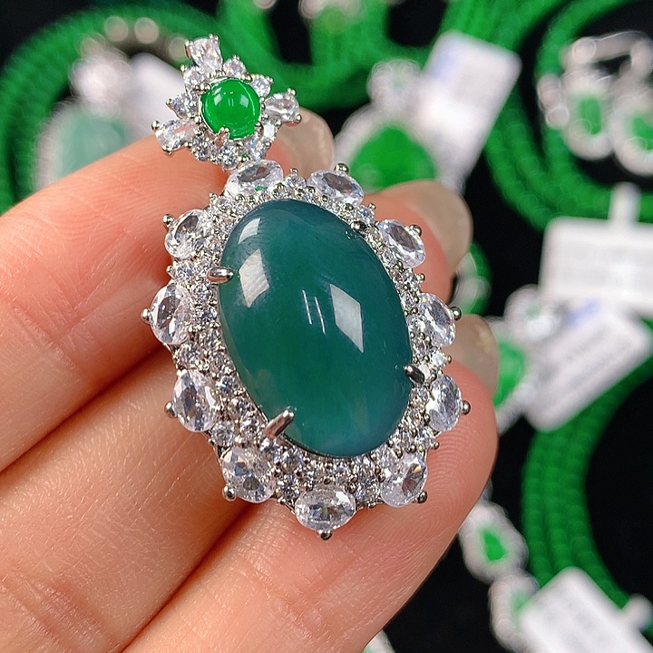 翡翠颈饰未镶嵌翡翠