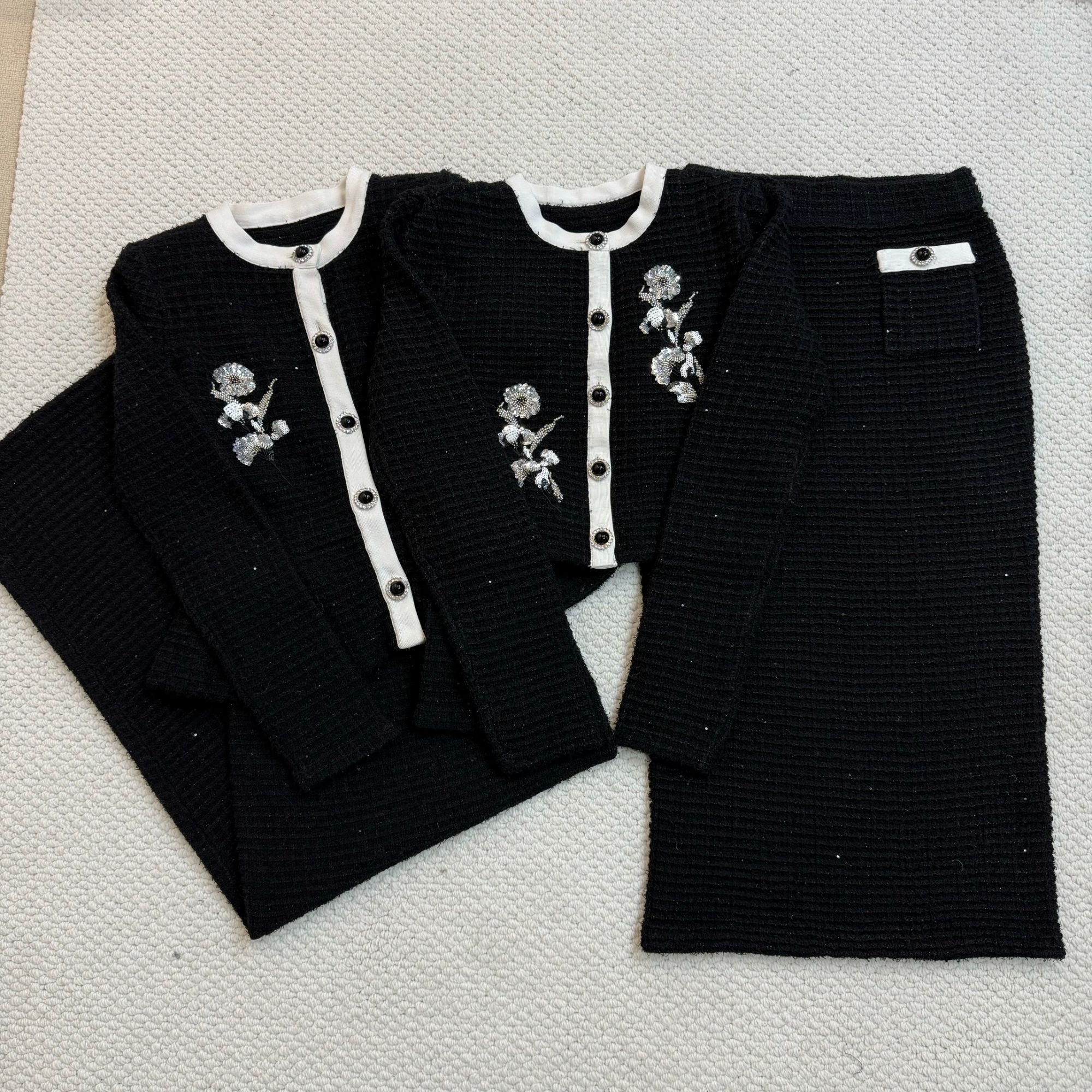 （雯雯家）秋冬新款经典黑白撞色千金风亮片刺绣针织套装