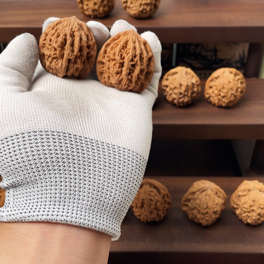 文玩核桃吊坠虎头