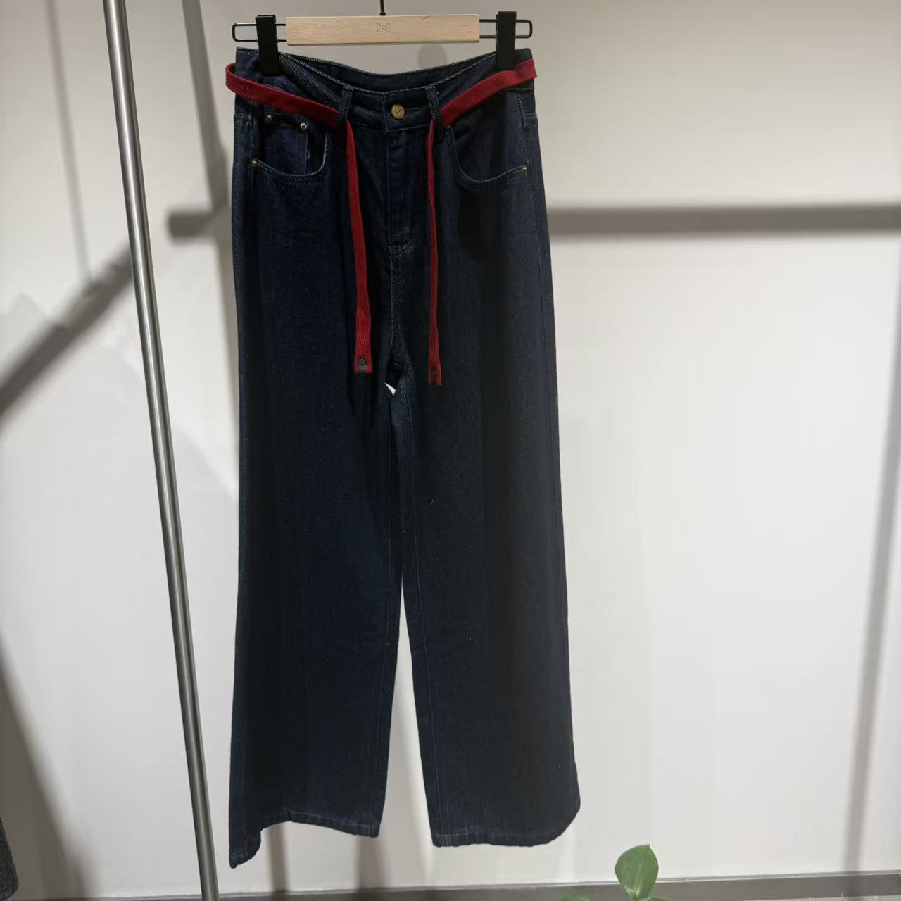 【银泰百货奥莱WH】玛诺维希女式时尚百搭牛仔裤8482436988