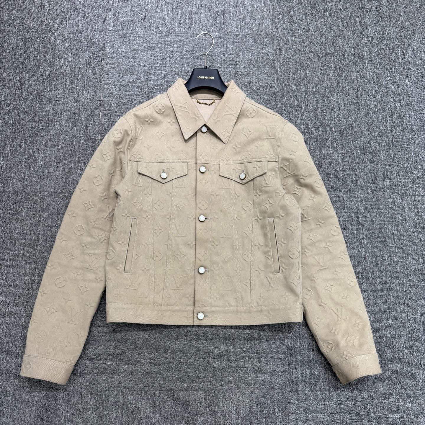 99新 LouisVuitton/路易威登 lv卡其浮雕满印牛仔夹克/50/14764 