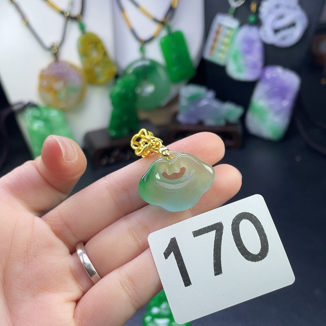 翡翠未镶嵌吊坠(赠链)