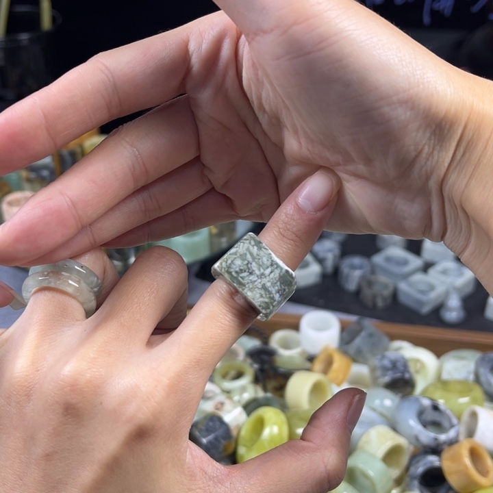 蛇纹石玉未镶嵌戒指