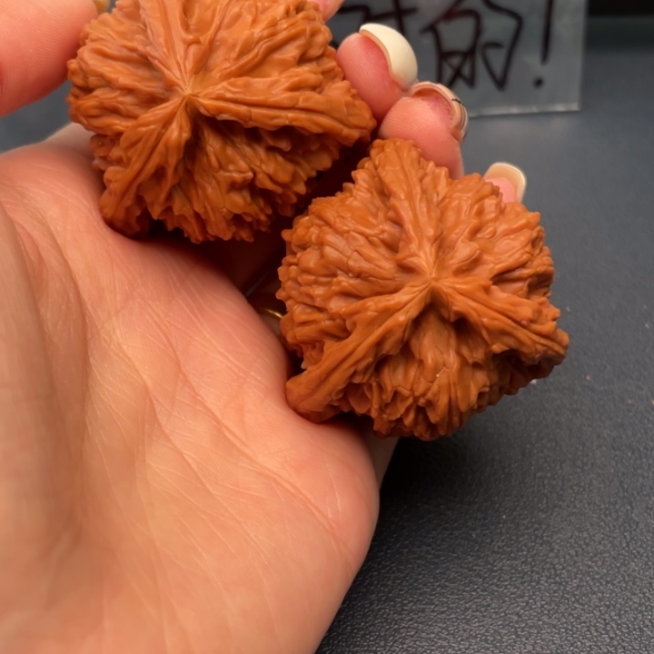 啦***说文玩核桃吊坠白狮子