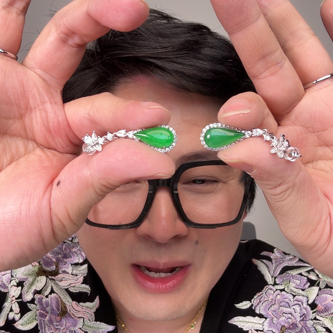 翡翠未镶嵌颈饰一对