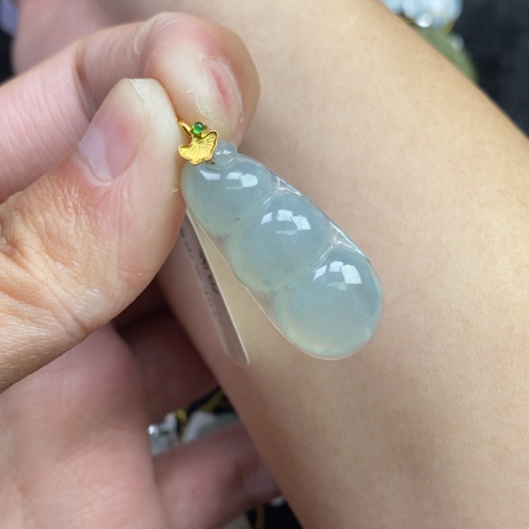 翡翠18K金镶嵌颈饰福豆