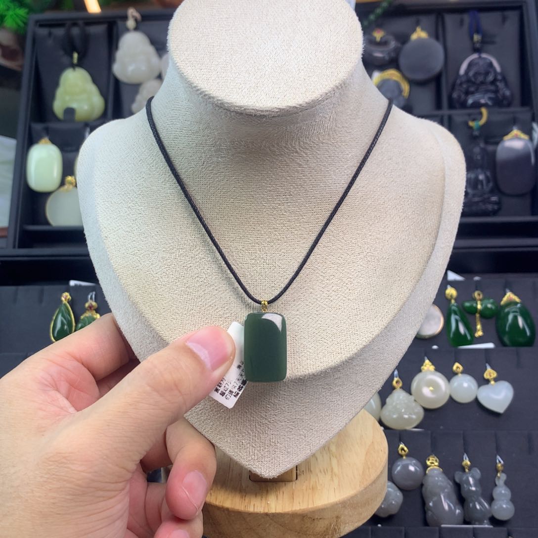 和田玉吊坠18K金镶嵌