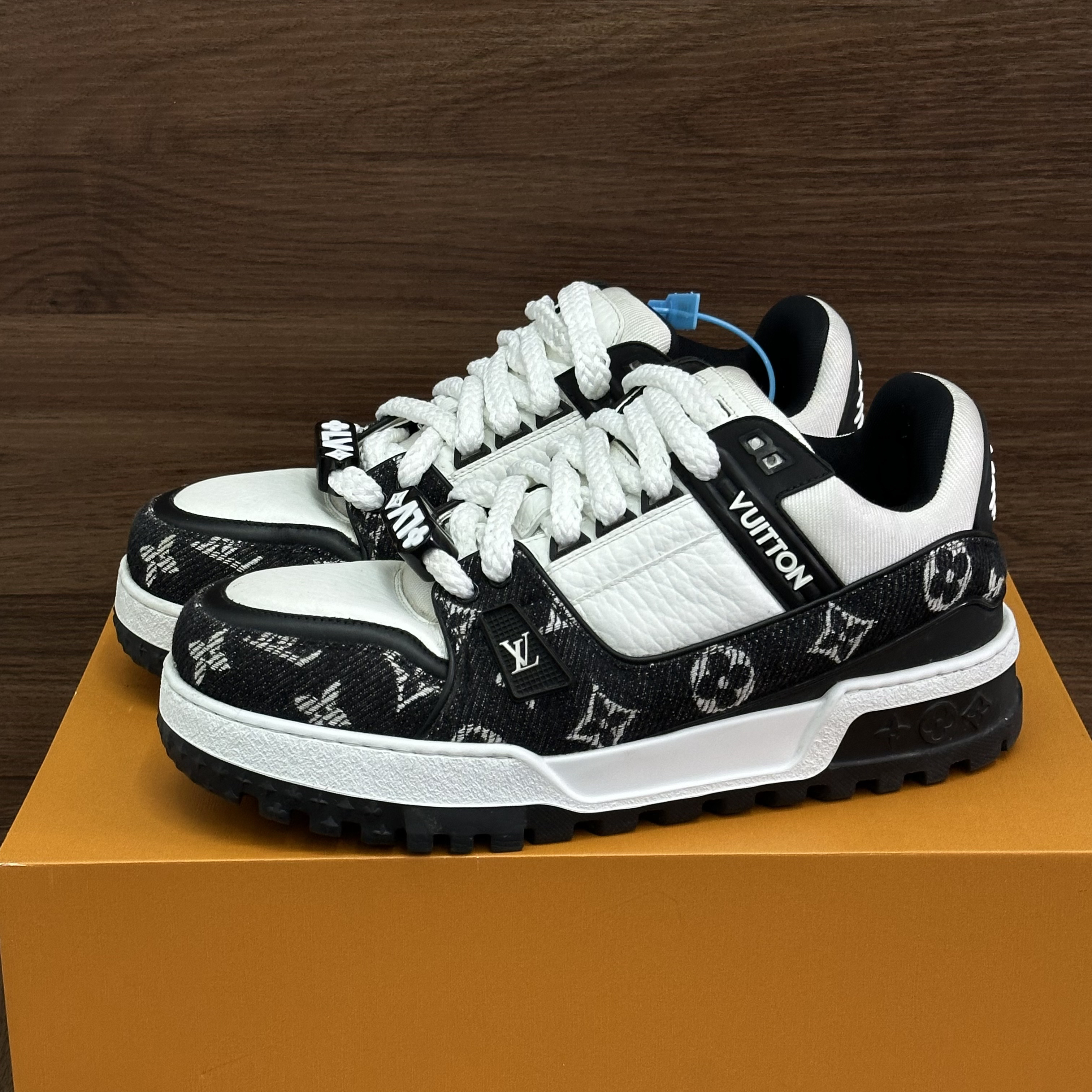 99新 LouisVuitton/路易威登 42码 trainer 黑白牛仔胖丁 板鞋