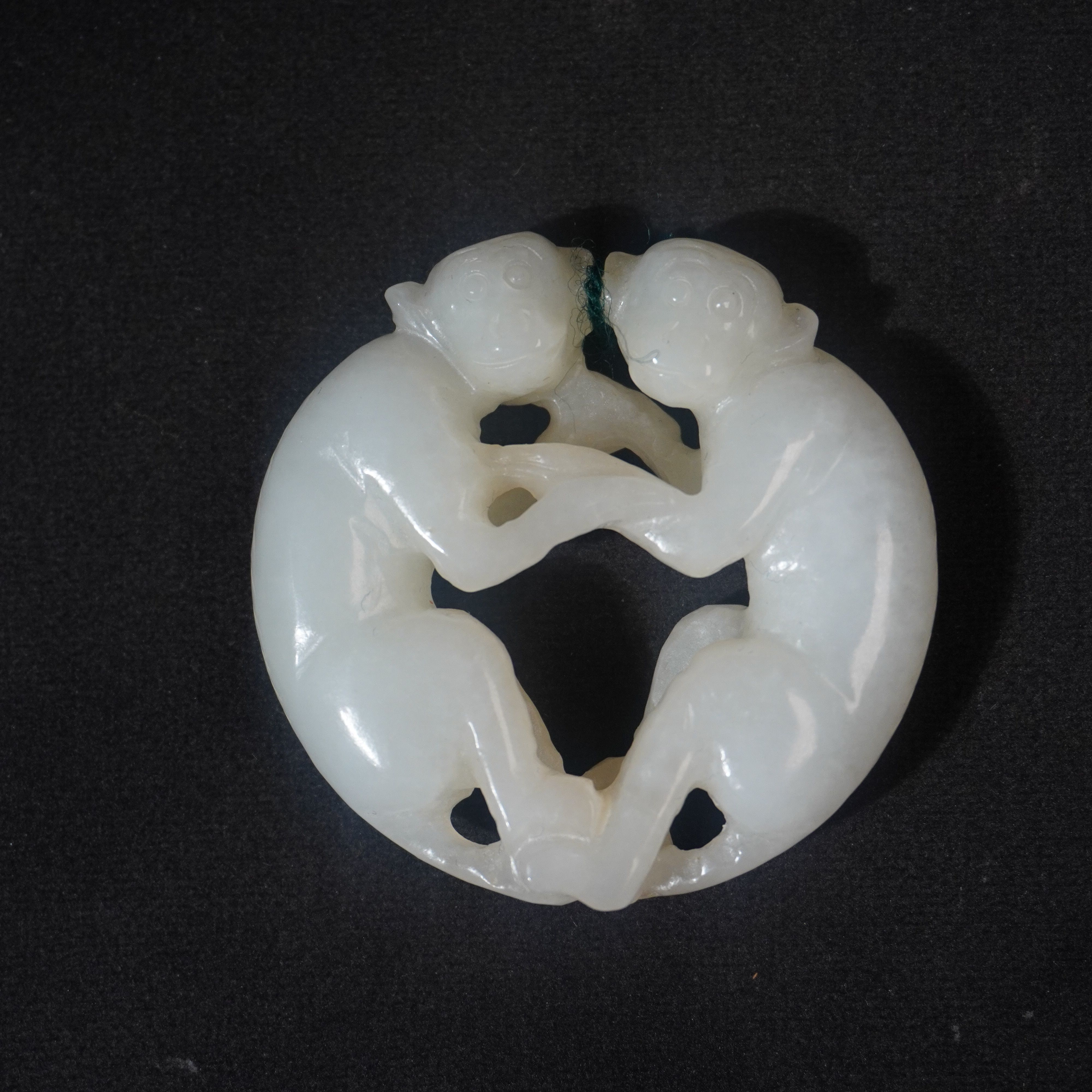 71G28  清   和田玉灵猴佩