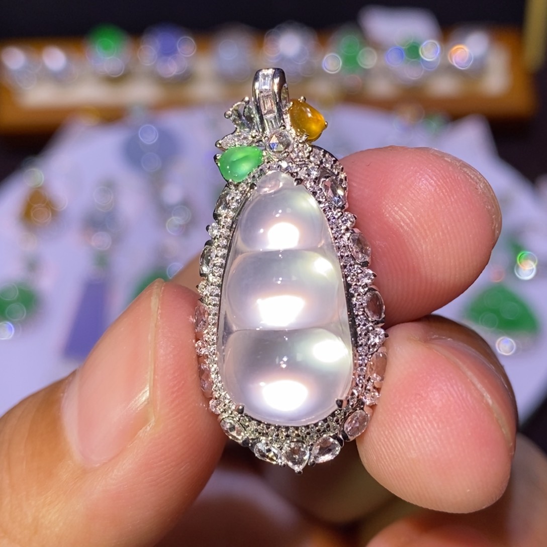 【闪购商品】吊坠(不含链)18K金镶嵌翡翠