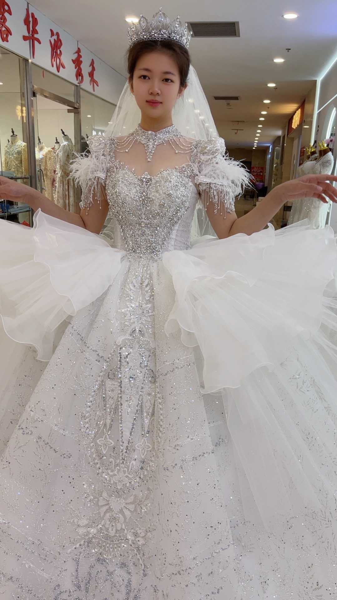 宫廷复古，华丽优雅，短袖琉梳蛋糕是大拖尾婚纱