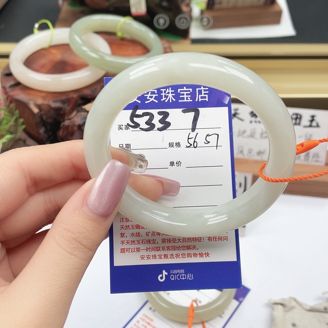 和田玉未镶嵌手镯