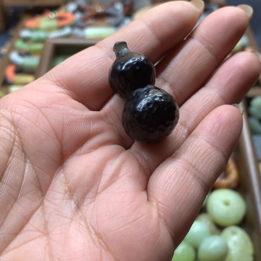 地***者蛇纹石玉未镶嵌颈饰