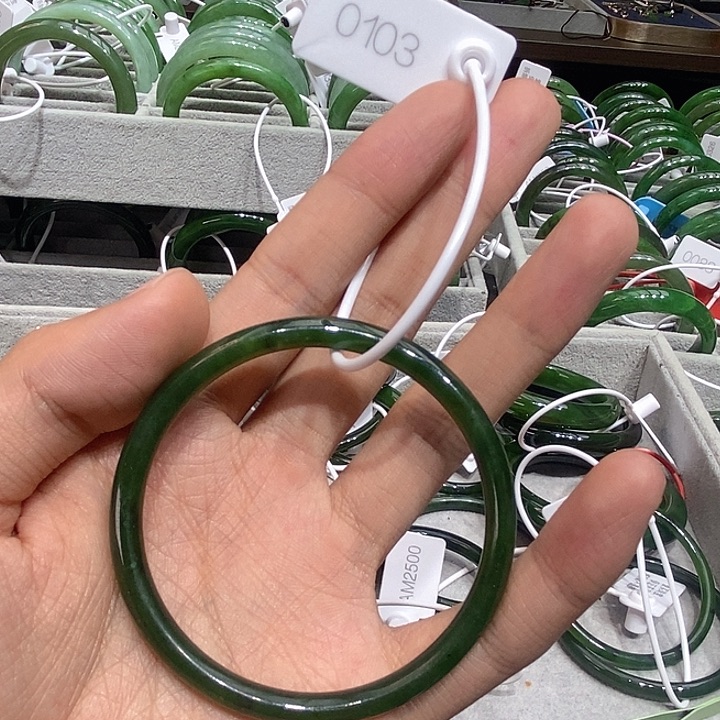 和田玉（碧玉）未镶嵌手镯（圆镯）