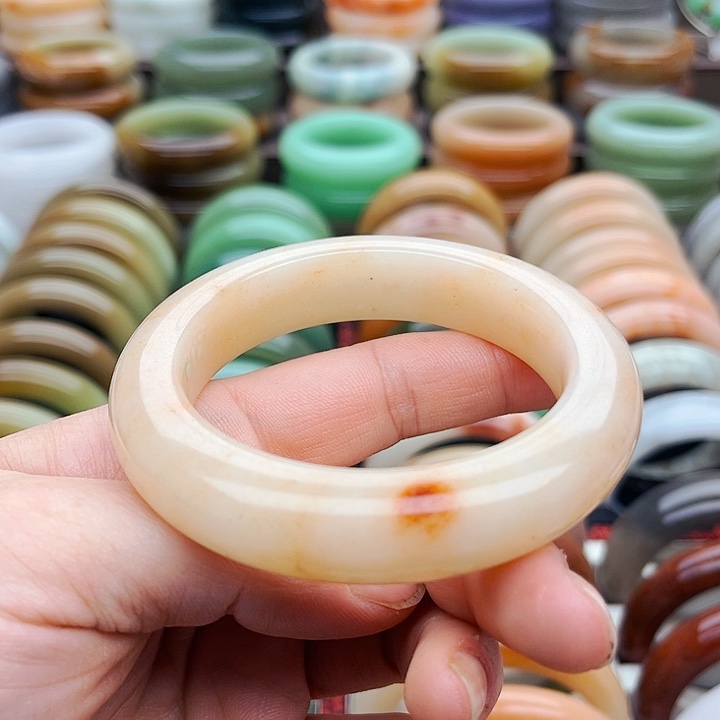 未镶嵌手镯（圆镯）石英质玉