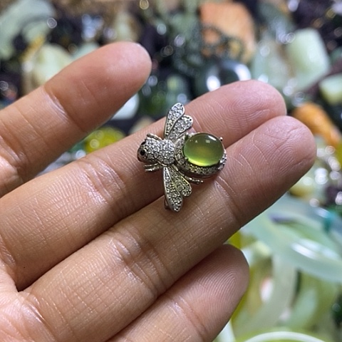 岫玉未镶嵌胸针一个