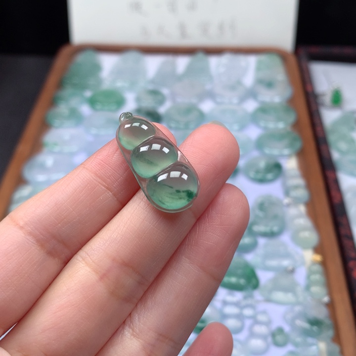 颈饰未镶嵌翡翠冰种晴底飘花福豆