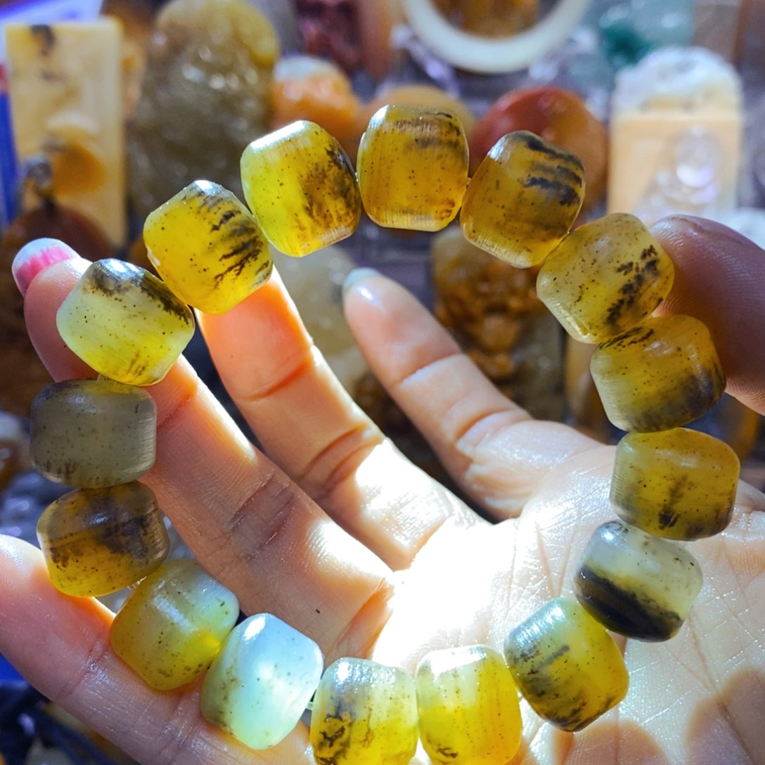 石英质玉（黄龙玉）未镶嵌颈饰