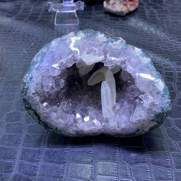 绿皮奇石洞未镶嵌水晶