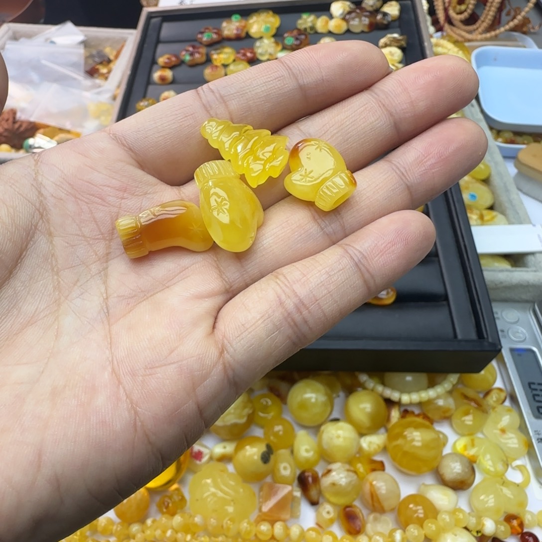 墨***雨琥珀未镶嵌裸石4.62g