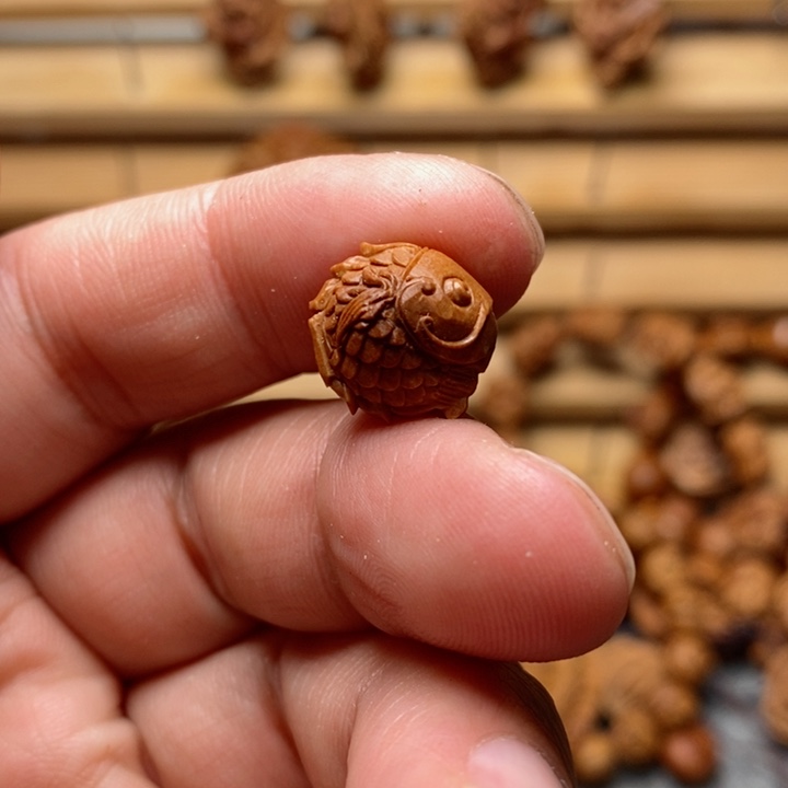 桃核手工雕刻鲤鱼单颗