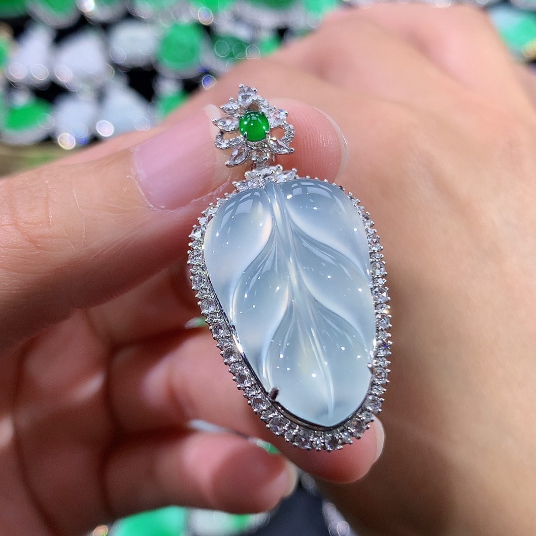 翡翠18K金镶嵌颈饰