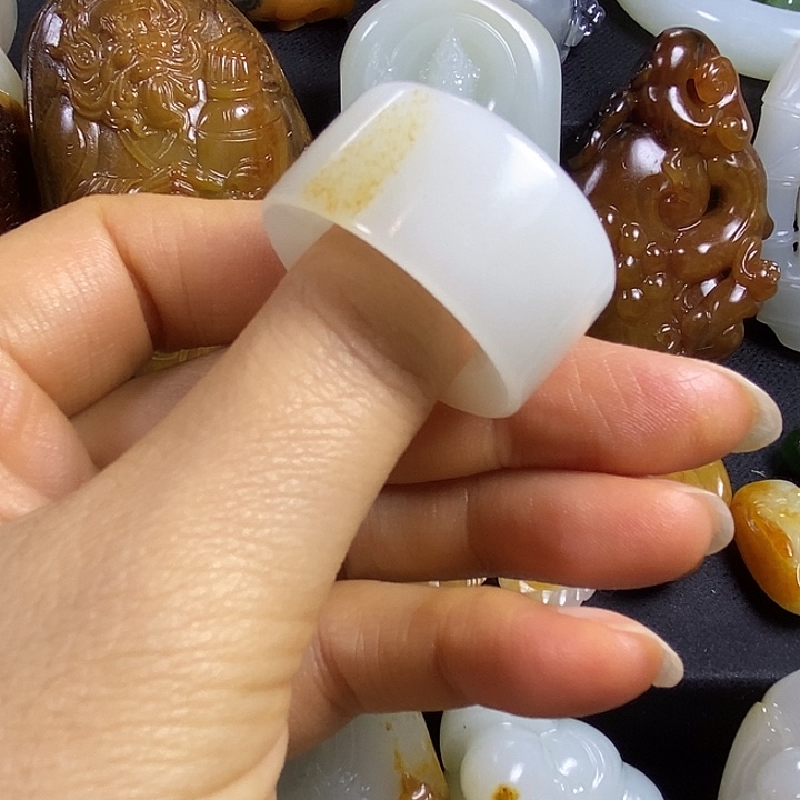 ****府和田玉未镶嵌颈饰