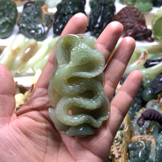 蛇纹石玉岫玉手把件未镶嵌乌****室