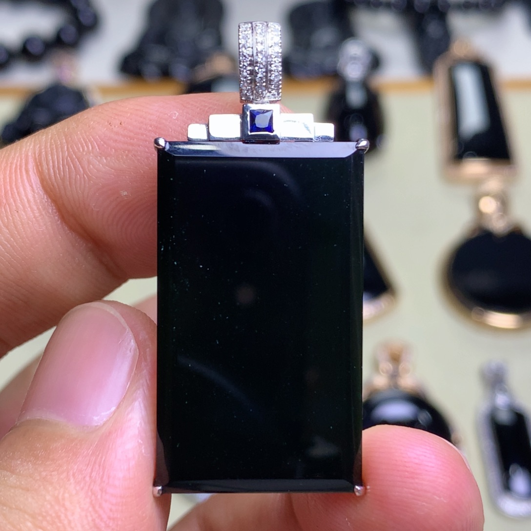 颈饰18K金镶嵌翡翠墨翠无事牌