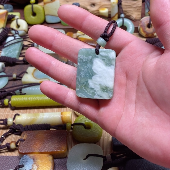 蛇纹石玉挂件未镶嵌