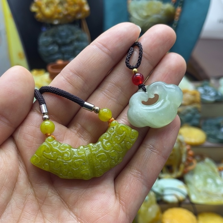 蛇纹石玉未镶嵌颈饰