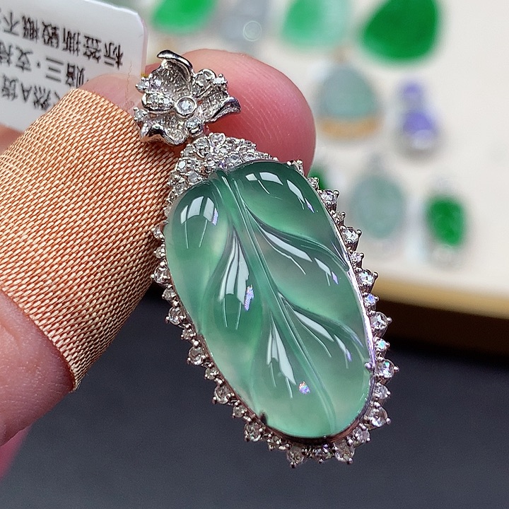 翡翠18K金镶嵌颈饰