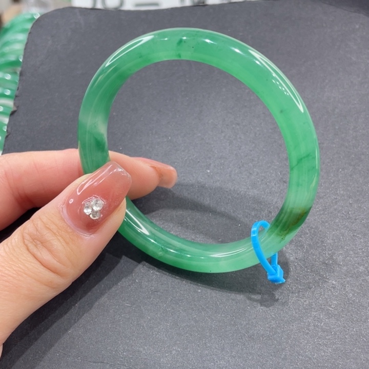 未镶嵌手镯石英质玉