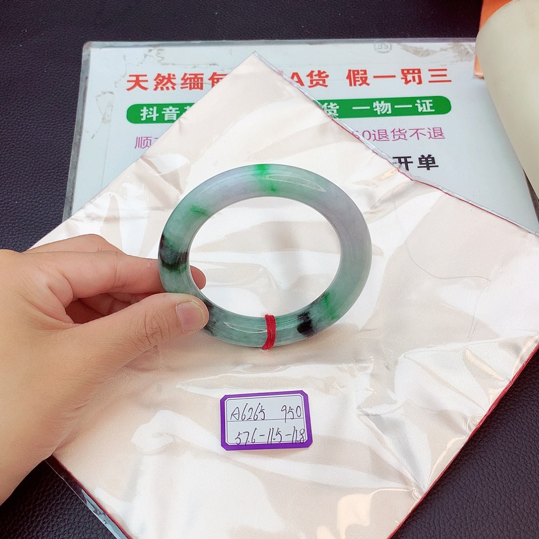 翡翠手镯未镶嵌翡翠