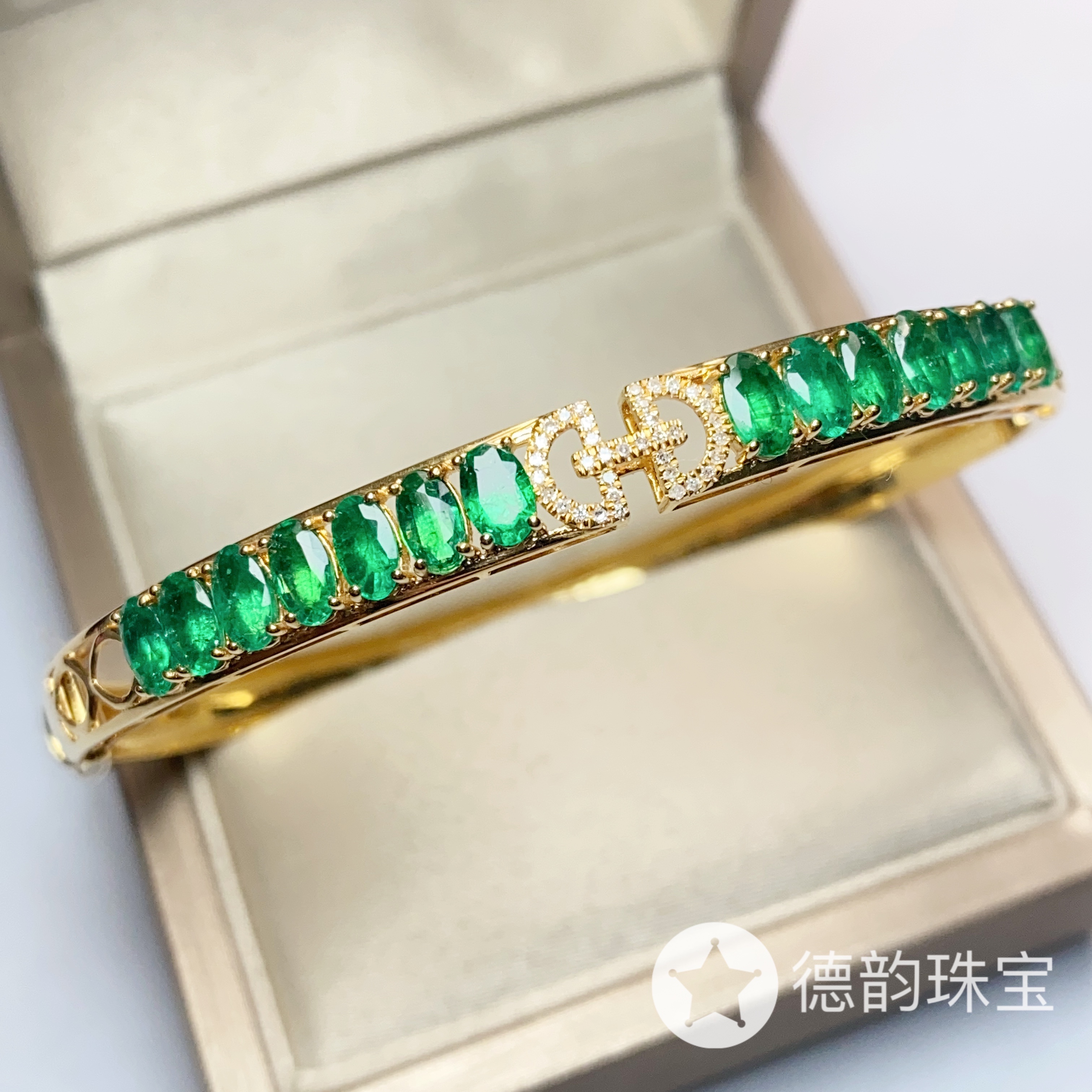 18K金镶嵌祖母绿手镯