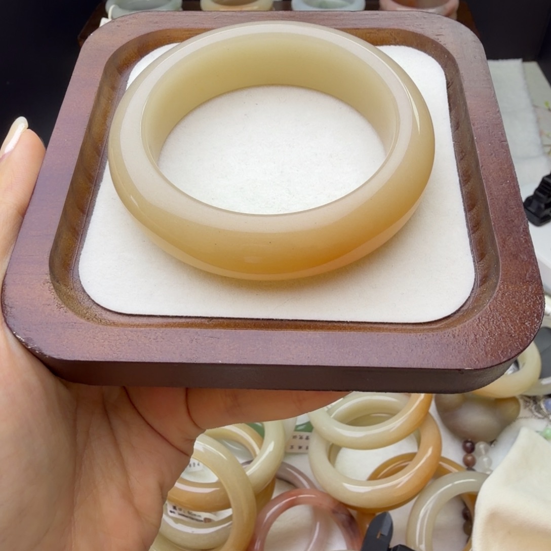 静***！石英质玉（佘太翠）未镶嵌手镯