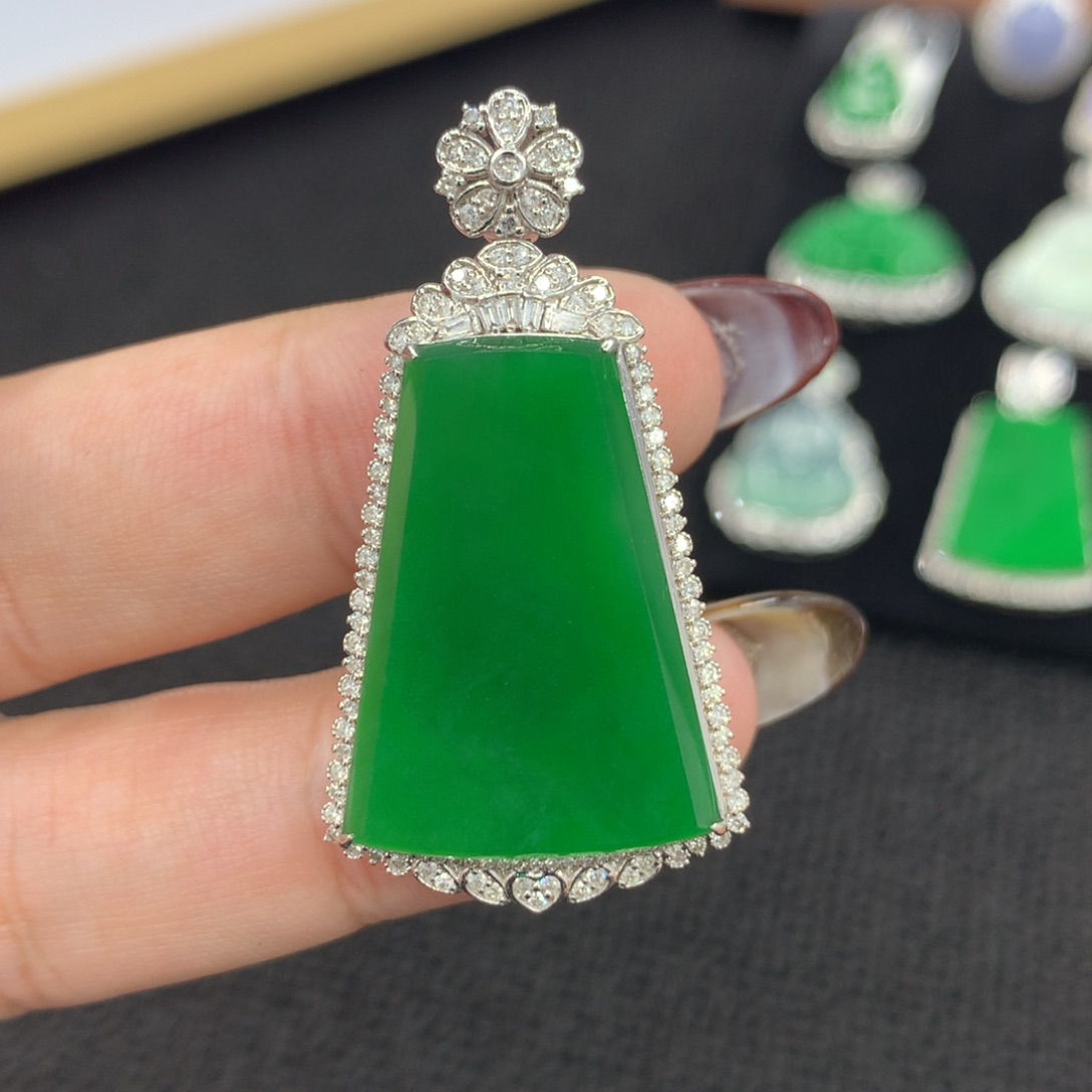 颈饰18K金镶嵌翡翠无事牌