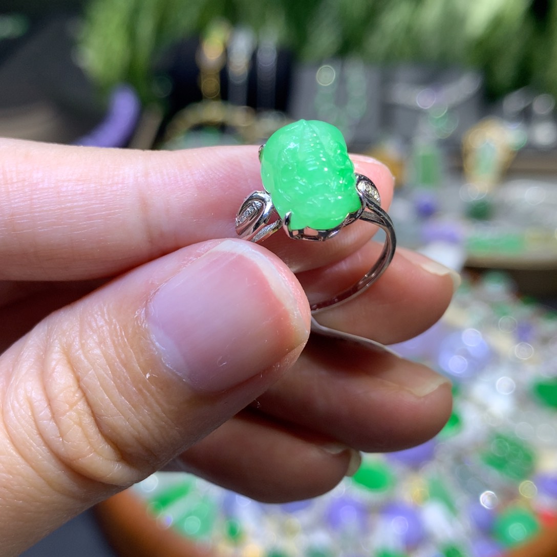 颈饰18K金镶嵌翡翠