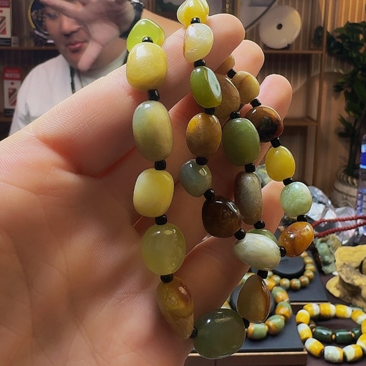 蛇纹石玉颈饰未镶嵌