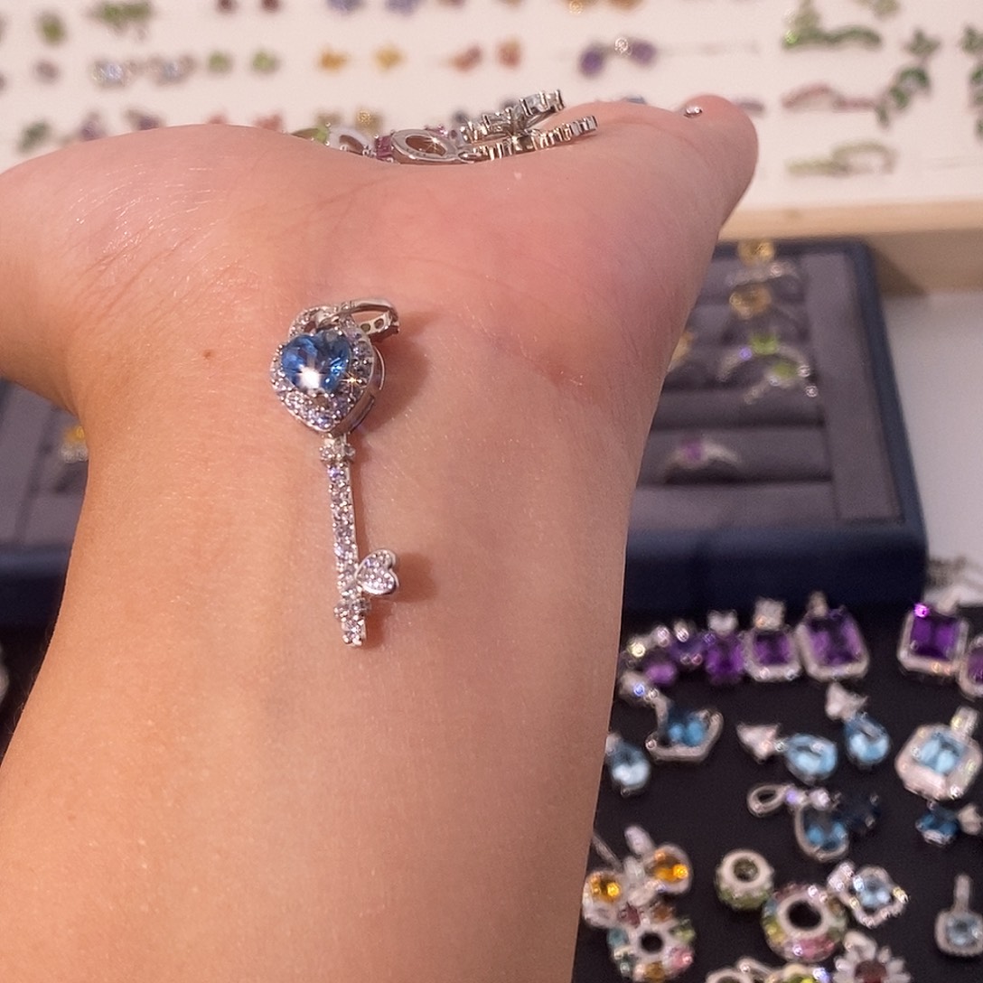 朱***奇颈饰托帕石银S925镶嵌