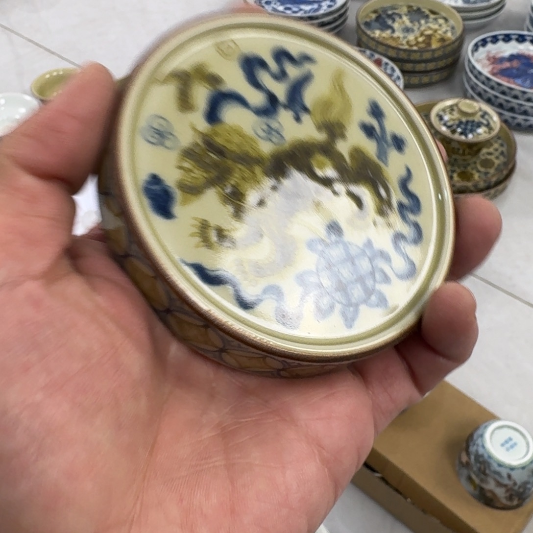 摆件釉里金狮子盖置