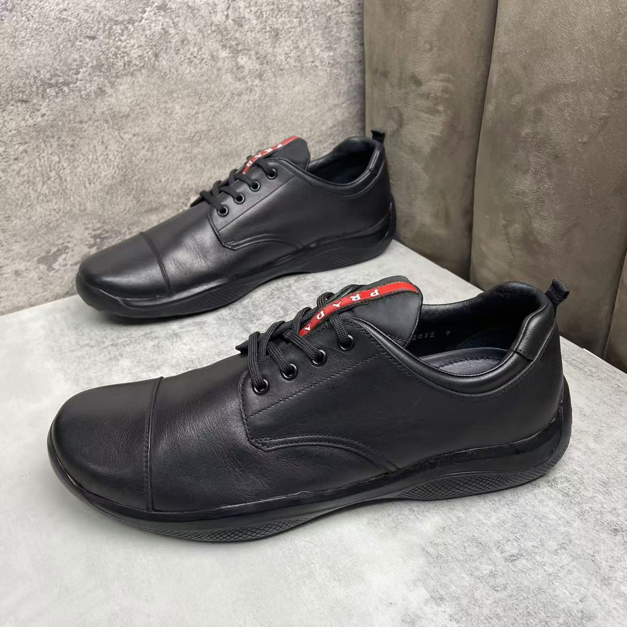 95新 Prada/普拉达 黑色皮革面经典红标时尚舒适板鞋/43码