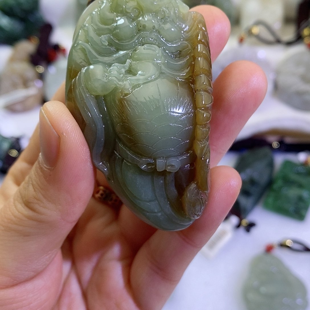 和田玉（糖玉）颈饰足铂镶嵌行*