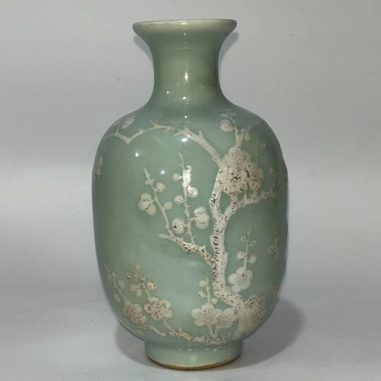 HJD2501-006青釉堆白梅花纹赏瓶