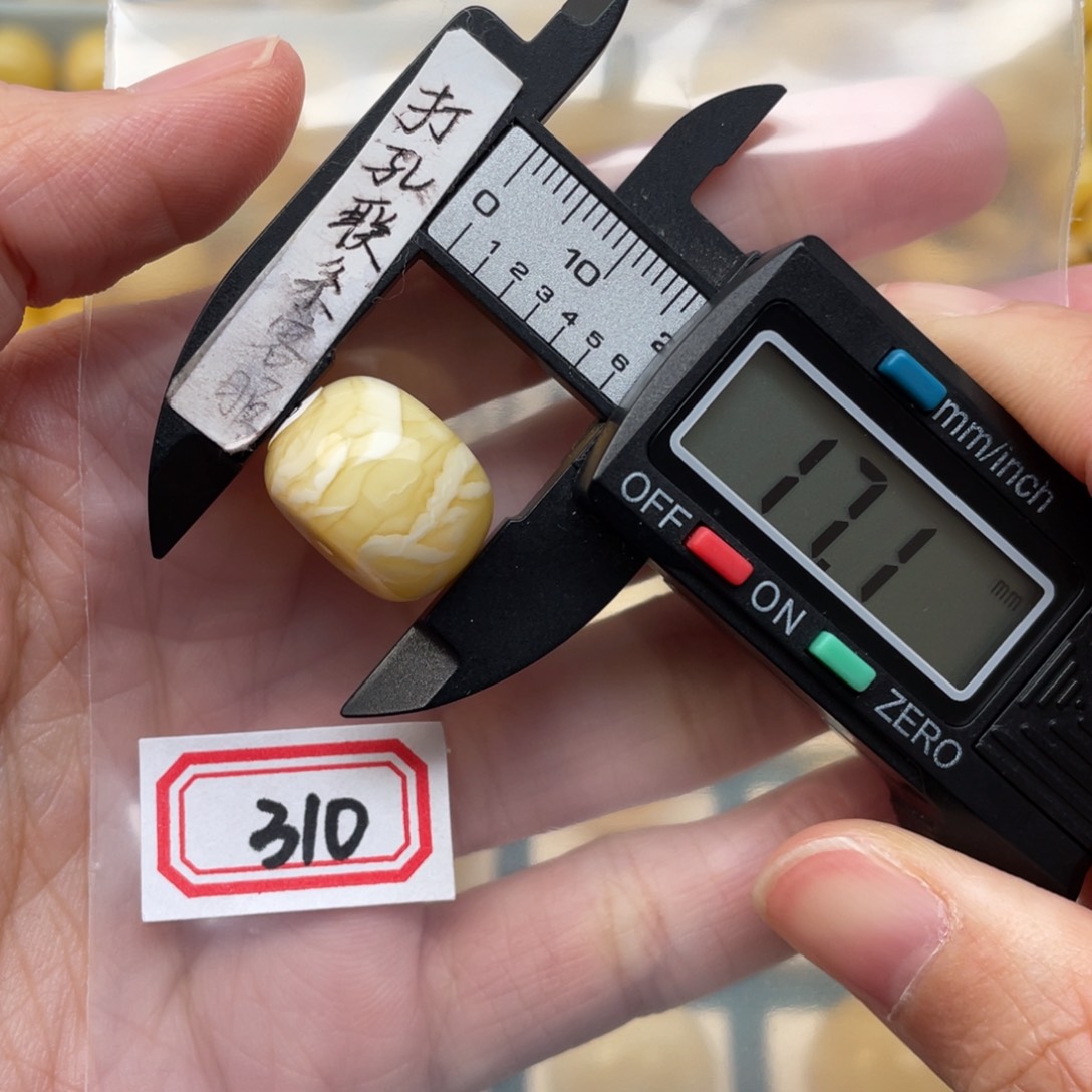 蜜蜡裸石未镶嵌告**去