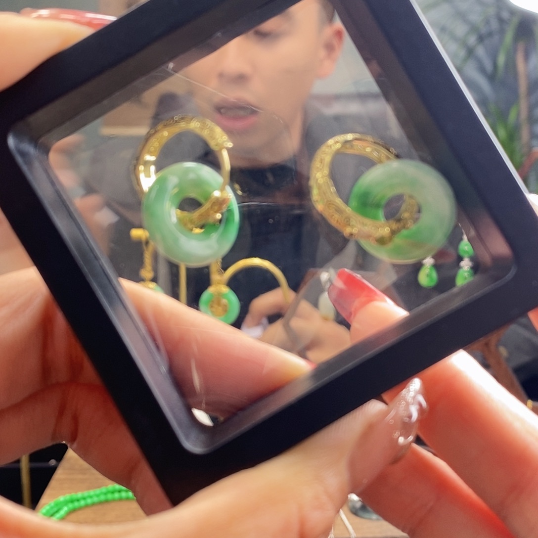 翡翠耳饰未镶嵌翡翠